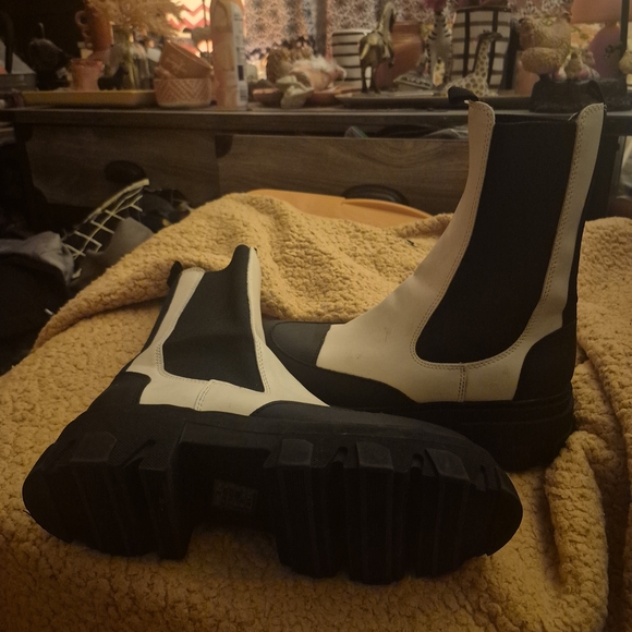 Stylish Black and White Women's Boots - Picture 4 of 8